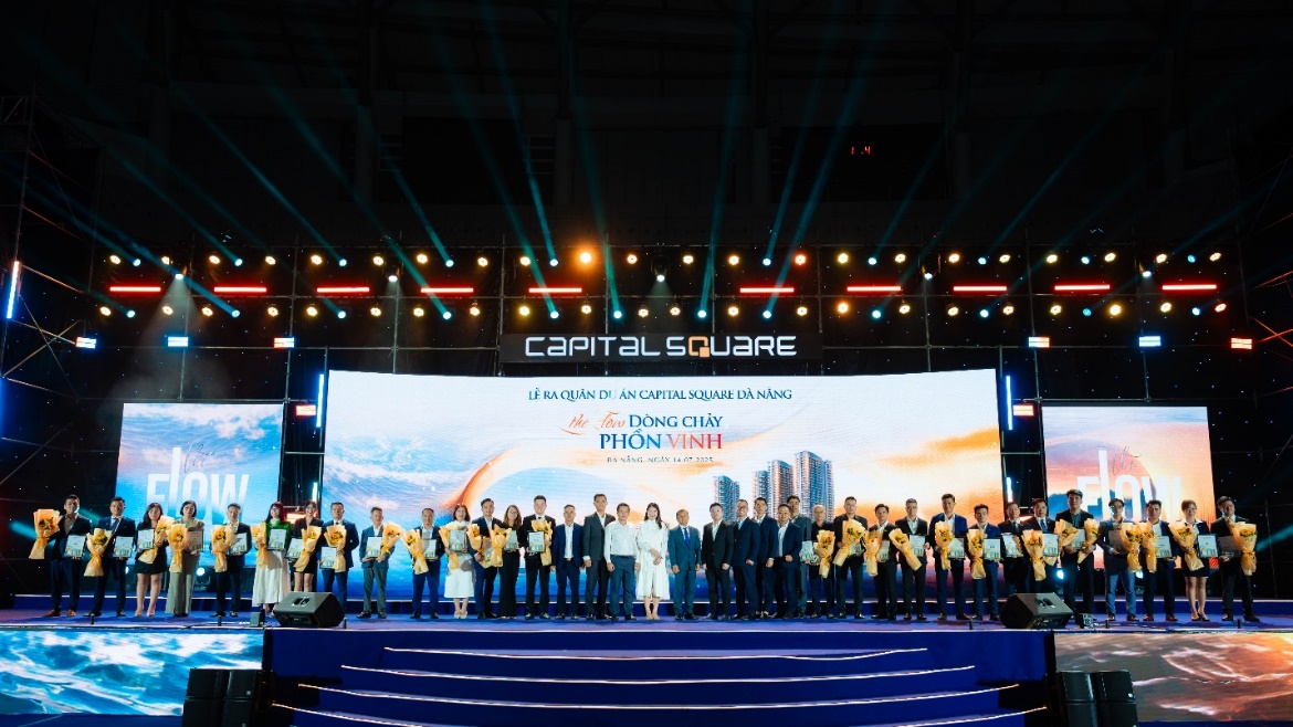 Gần 2000 chuyên viên kinh doanh khuấy động lễ ra quân siêu dự án Capital Square Đà Nẵng- Ảnh 2. A group of people on a stage AI-generated content may be incorrect.