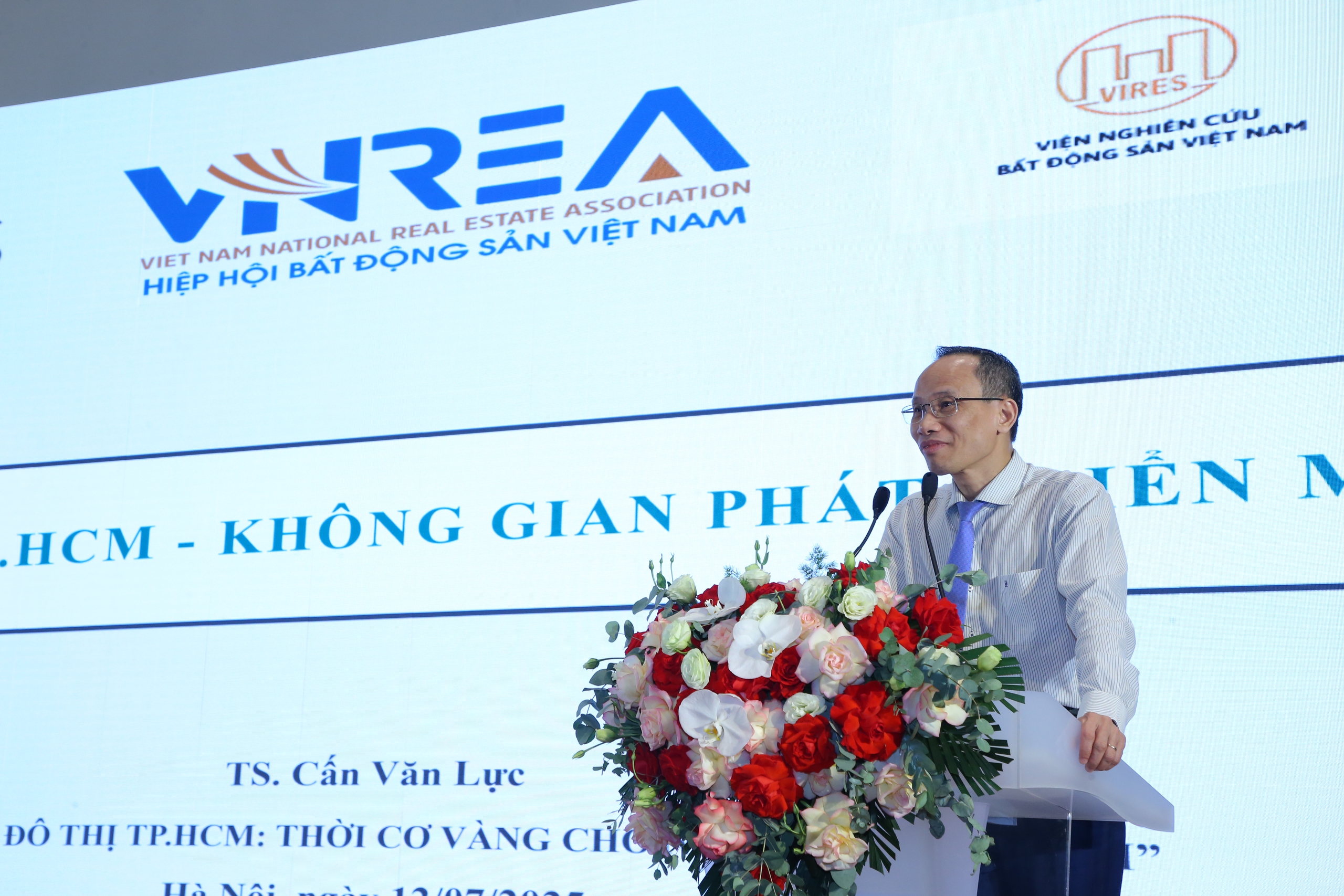 TS. Cấn Văn Lực: "TP.HCM đang nắm giữ những cơ hội hiếm có để vươn mình thành siêu đô thị tầm quốc tế"- Ảnh 1. TS. Cấn Văn Lực: "TP.HCM đang nắm giữ những cơ hội hiếm có để vươn mình thành siêu đô thị tầm quốc tế"- Ảnh 1.