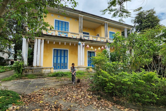 Căn biệt thự bỏ hoang bên dòng sông nghìn năm tuổi đất cố đô: Từng là nơi ở của hoàng thái hậu cuối cùng triều Nguyễn, nay hoang tàn nhếch nhác- Ảnh 2. Căn biệt thự bỏ hoang bên dòng sông nghìn năm tuổi đất cố đô: Từng là nơi ở của hoàng thái hậu cuối cùng triều Nguyễn, nay hoang tàn nhếch nhác- Ảnh 2.