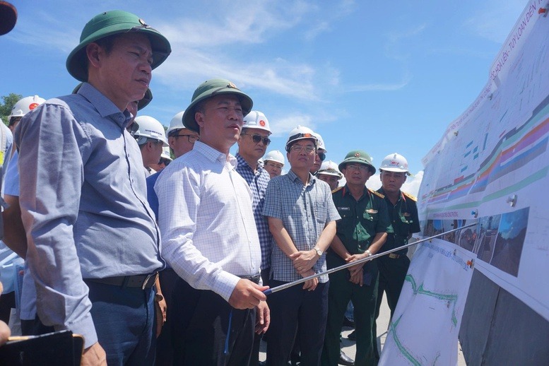 Thứ trưởng Bộ Xây dựng ra chỉ đạo 'nóng' với đoạn cao tốc nghìn tỷ qua Đà Nẵng- Ảnh 1. Thứ trưởng Bộ Xây dựng ra chỉ đạo 'nóng' với đoạn cao tốc nghìn tỷ qua Đà Nẵng- Ảnh 1.