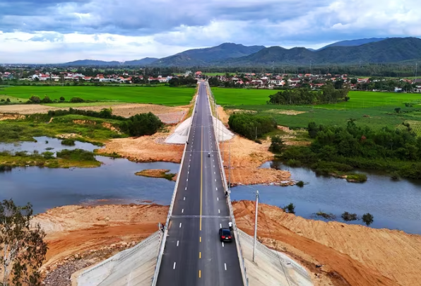 Tỉnh lớn thứ 2 Việt Nam sắp khánh thành cung đường băng núi gần nghìn tỷ, giảm tải áp lực tuyến quốc lộ xây cách đây 100 năm- Ảnh 2.