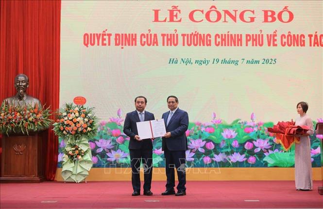Thủ tướng Phạm Minh Chính trao Quyết định bổ nhiệm quyền Bộ trưởng Bộ Nông nghiệp và Môi trường- Ảnh 3. Thủ tướng Phạm Minh Chính trao Quyết định bổ nhiệm quyền Bộ trưởng Bộ Nông nghiệp và Môi trường- Ảnh 3.