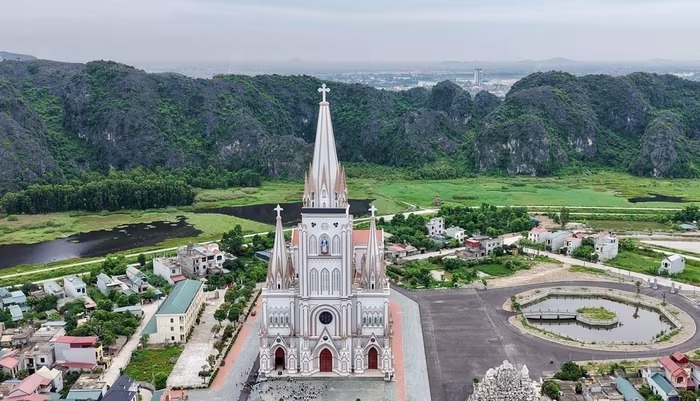 Toàn cảnh nhà thờ. Nguồn ảnh:Báo Văn Hóa