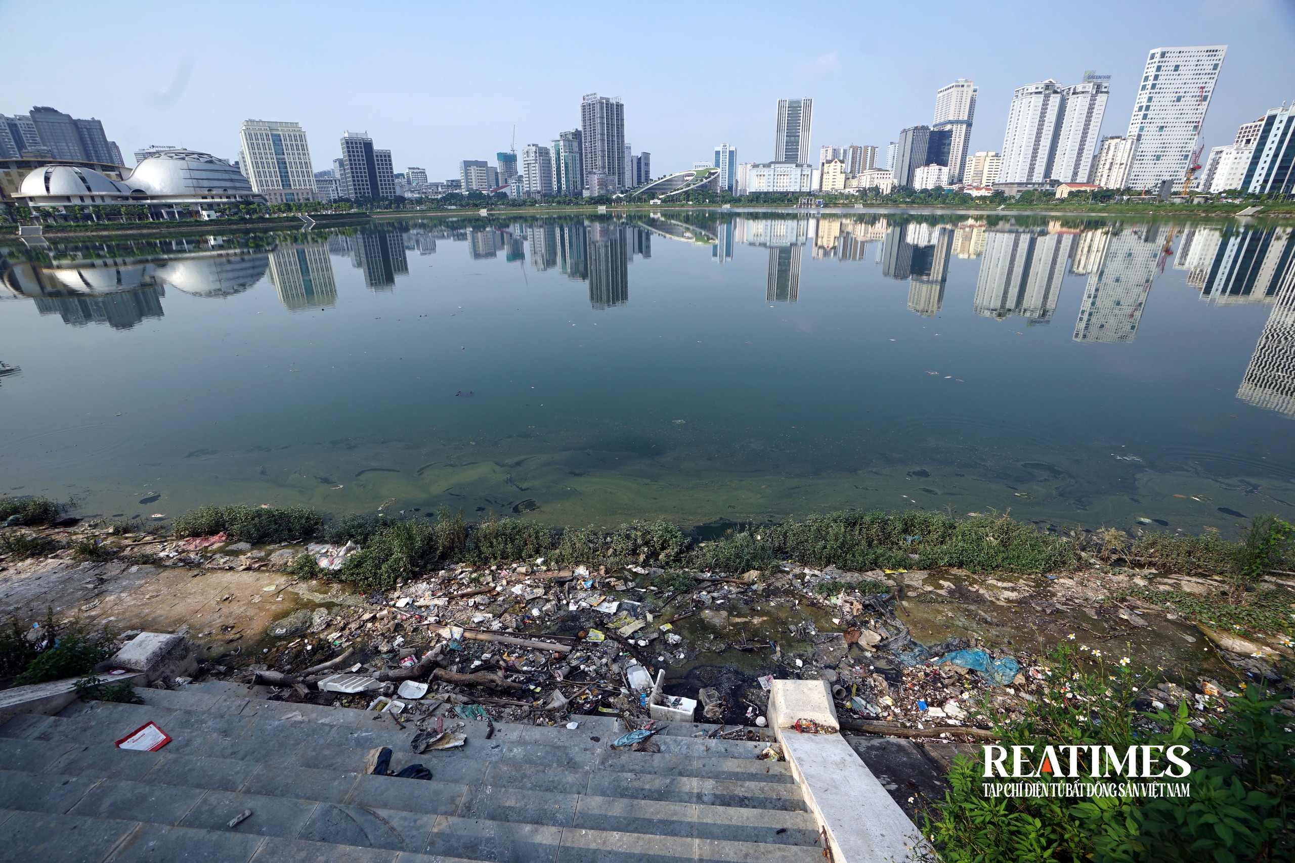 Hà Nội: Cỏ mọc um tùm, rác thải bốc mùi ở công viên hồ điều hoà 744 tỷ đồng