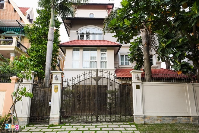 Biệt thự nằm trong 'khu nhà giàu' của 'nữ hoàng ảnh lịch' Hiền Mai: Rộng gần 800m2, mang đậm dấu ấn Tây Ban Nha với nội thất hiện đại tinh tế- Ảnh 2. Biệt thự nằm trong 'khu nhà giàu' của 'nữ hoàng ảnh lịch' Hiền Mai: Rộng gần 800m2, mang đậm dấu ấn Tây Ban Nha với nội thất hiện đại tinh tế- Ảnh 2.