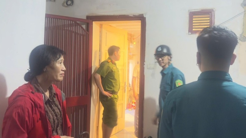 Hà Nội di dời người dân khỏi nhà chung cư nguy hiểm trước bão số 3- Ảnh 1. Hà Nội di dời người dân khỏi nhà chung cư nguy hiểm trước bão số 3- Ảnh 1.
