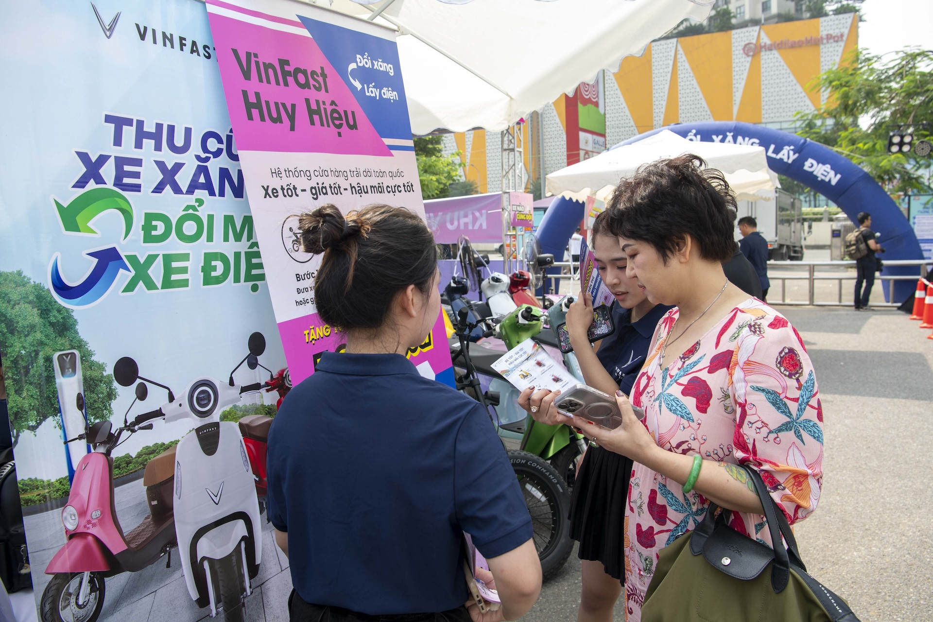 VinFast ‘được lợi’ thế nào từ chính sách chuyển đổi xanh của Hà Nội?- Ảnh 1. VinFast ‘được lợi’ thế nào từ chính sách chuyển đổi xanh của Hà Nội?- Ảnh 1.