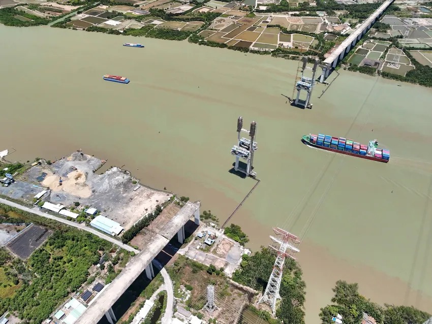 Chỉ 2 tháng nữa, cầu dây văng có tĩnh không cao nhất Việt Nam sẽ ‘cán đích’- Ảnh 3. Chỉ 2 tháng nữa, cầu dây văng có tĩnh không cao nhất Việt Nam sẽ ‘cán đích’- Ảnh 3.