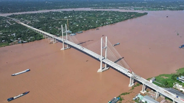 Chỉ còn hơn 1 tháng nữa, cây cầu gần 7.000 tỷ, cách cầu dây văng đầu tiên do Việt Nam thiết kế 3,8km sẽ khánh thành- Ảnh 1. Chỉ còn hơn 1 tháng nữa, cây cầu gần 7.000 tỷ, cách cầu dây văng đầu tiên do Việt Nam thiết kế 3,8km sẽ khánh thành- Ảnh 1.