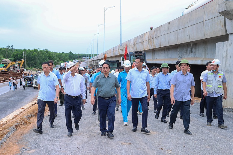 Thủ tướng kiểm tra 3 dự án cao tốc, sân bay, cảng biển trọng điểm tại Quảng Trị- Ảnh 1. Thủ tướng kiểm tra 3 dự án cao tốc, sân bay, cảng biển trọng điểm tại Quảng Trị- Ảnh 1.