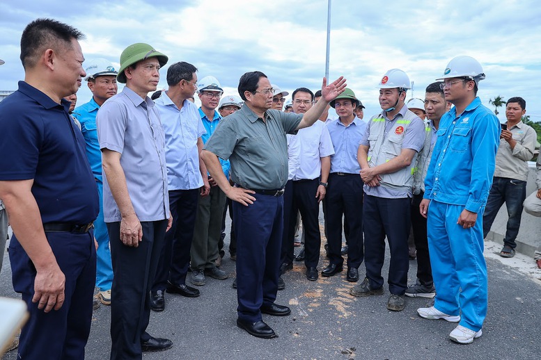 Thủ tướng kiểm tra 3 dự án cao tốc, sân bay, cảng biển trọng điểm tại Quảng Trị- Ảnh 3. Thủ tướng kiểm tra 3 dự án cao tốc, sân bay, cảng biển trọng điểm tại Quảng Trị- Ảnh 3.