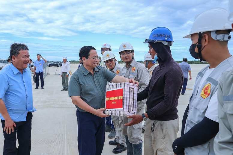 Thủ tướng kiểm tra 3 dự án cao tốc, sân bay, cảng biển trọng điểm tại Quảng Trị- Ảnh 7. Thủ tướng kiểm tra 3 dự án cao tốc, sân bay, cảng biển trọng điểm tại Quảng Trị- Ảnh 7.