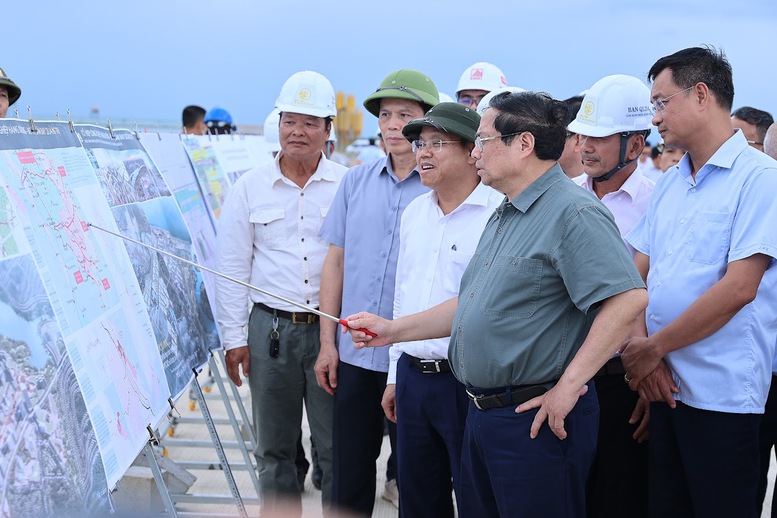 Thủ tướng kiểm tra 3 dự án cao tốc, sân bay, cảng biển trọng điểm tại Quảng Trị- Ảnh 5. Thủ tướng kiểm tra 3 dự án cao tốc, sân bay, cảng biển trọng điểm tại Quảng Trị- Ảnh 5.