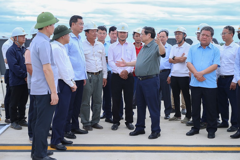 Thủ tướng kiểm tra 3 dự án cao tốc, sân bay, cảng biển trọng điểm tại Quảng Trị- Ảnh 6. Thủ tướng kiểm tra 3 dự án cao tốc, sân bay, cảng biển trọng điểm tại Quảng Trị- Ảnh 6.