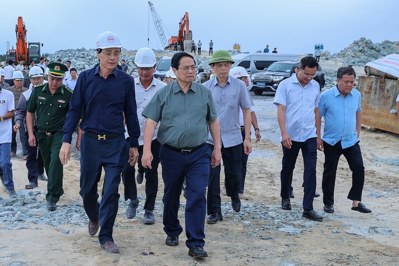 Thủ tướng kiểm tra 3 dự án cao tốc, sân bay, cảng biển trọng điểm tại Quảng Trị- Ảnh 8. Thủ tướng kiểm tra 3 dự án cao tốc, sân bay, cảng biển trọng điểm tại Quảng Trị- Ảnh 8.