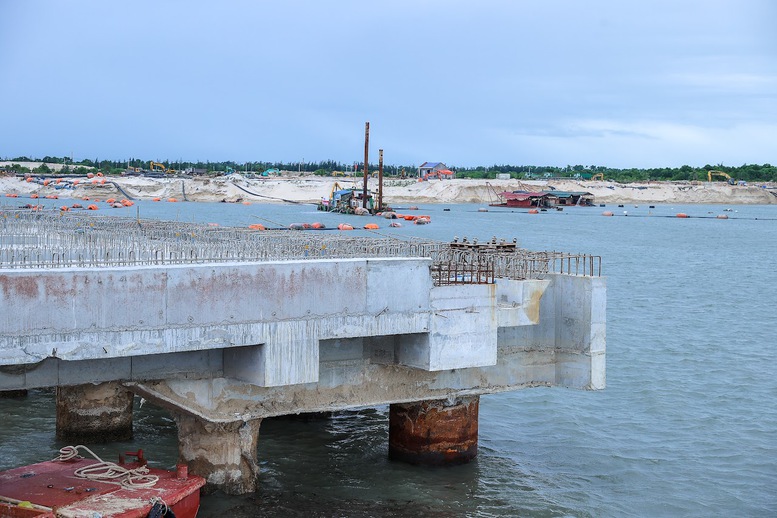 Thủ tướng kiểm tra 3 dự án cao tốc, sân bay, cảng biển trọng điểm tại Quảng Trị- Ảnh 13. Thủ tướng kiểm tra 3 dự án cao tốc, sân bay, cảng biển trọng điểm tại Quảng Trị- Ảnh 13.