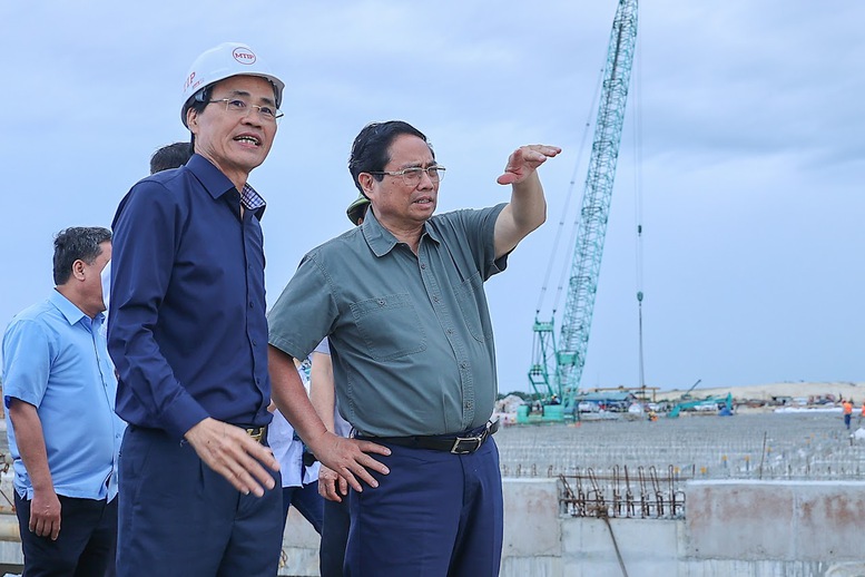 Thủ tướng kiểm tra 3 dự án cao tốc, sân bay, cảng biển trọng điểm tại Quảng Trị- Ảnh 9. Thủ tướng kiểm tra 3 dự án cao tốc, sân bay, cảng biển trọng điểm tại Quảng Trị- Ảnh 9.
