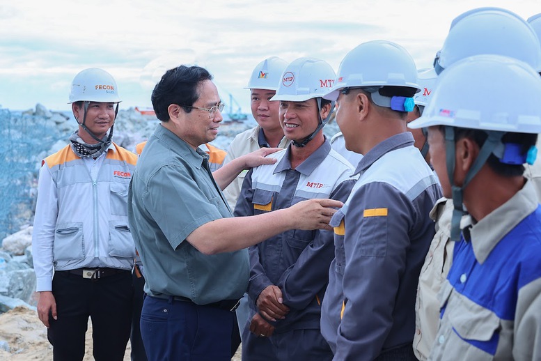 Thủ tướng kiểm tra 3 dự án cao tốc, sân bay, cảng biển trọng điểm tại Quảng Trị- Ảnh 12. Thủ tướng kiểm tra 3 dự án cao tốc, sân bay, cảng biển trọng điểm tại Quảng Trị- Ảnh 12.