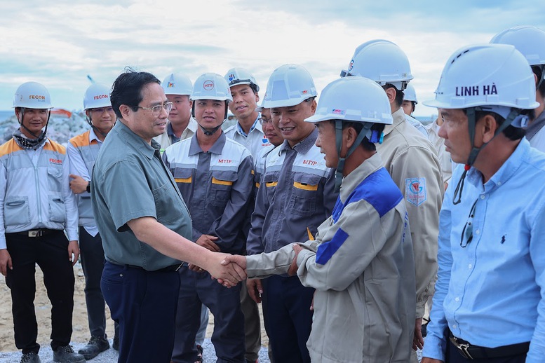 Thủ tướng kiểm tra 3 dự án cao tốc, sân bay, cảng biển trọng điểm tại Quảng Trị- Ảnh 11. Thủ tướng kiểm tra 3 dự án cao tốc, sân bay, cảng biển trọng điểm tại Quảng Trị- Ảnh 11.