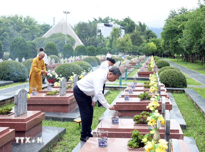 Tổng Bí thư Tô Lâm dâng hương tưởng niệm các anh hùng, liệt sỹ tại Điện Biên- Ảnh 1. Tổng Bí thư Tô Lâm dâng hương tưởng niệm các anh hùng, liệt sỹ tại Điện Biên- Ảnh 1.