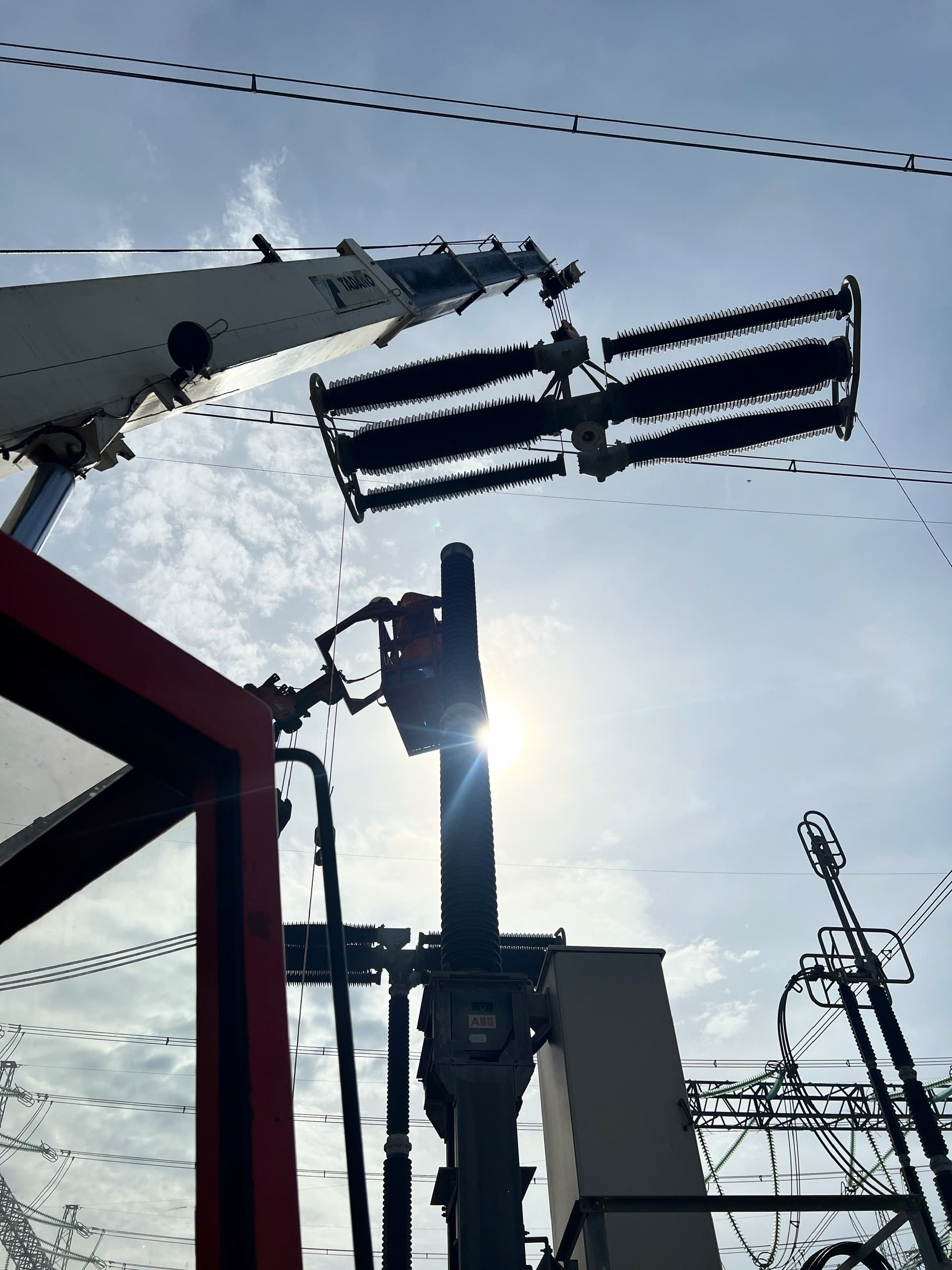 Vượt nắng nóng, xuyên đêm thi công sửa chữa máy cắt tại TBA 500kV Quảng Ninh- Ảnh 1.