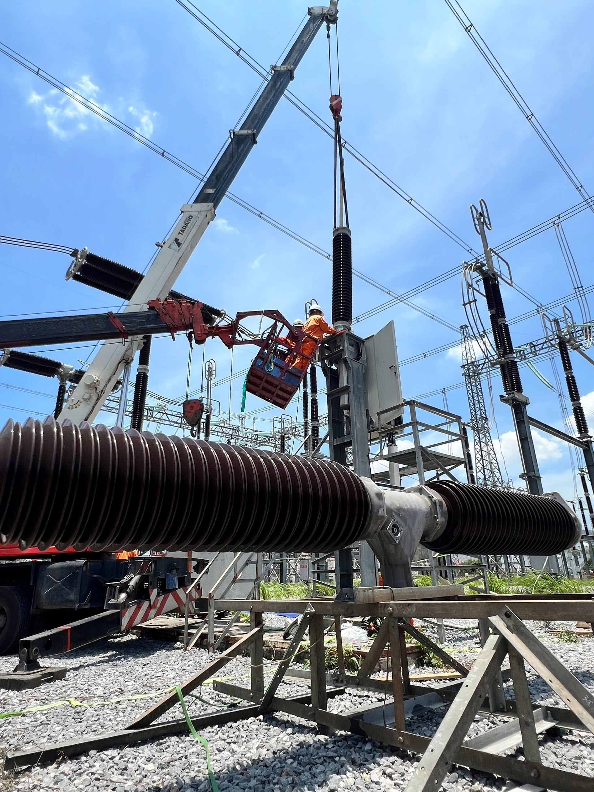Vượt nắng nóng, xuyên đêm thi công sửa chữa máy cắt tại TBA 500kV Quảng Ninh- Ảnh 2.