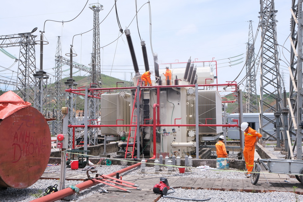 Đưa máy biến áp AT3 TBA 500kV Quảng Ninh trở lại vận hành- Ảnh 1.