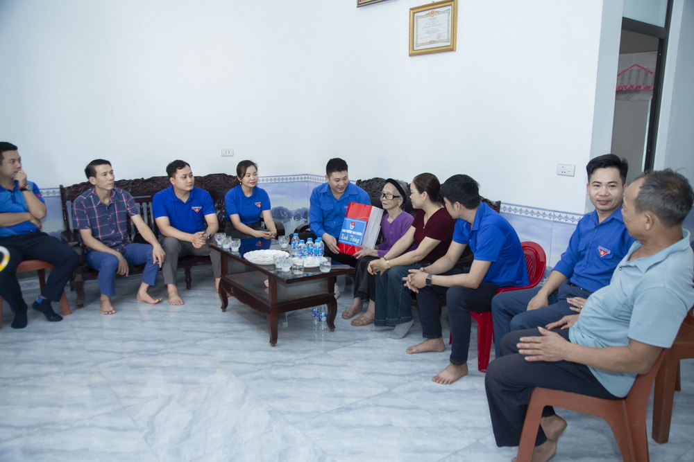Chi đoàn Đội Truyền tải điện Đông Bắc 3 lan tỏa tinh thần “Uống nước nhớ nguồn”- Ảnh 4. Chi đoàn Đội Truyền tải điện Đông Bắc 3 lan tỏa tinh thần “Uống nước nhớ nguồn”- Ảnh 4.