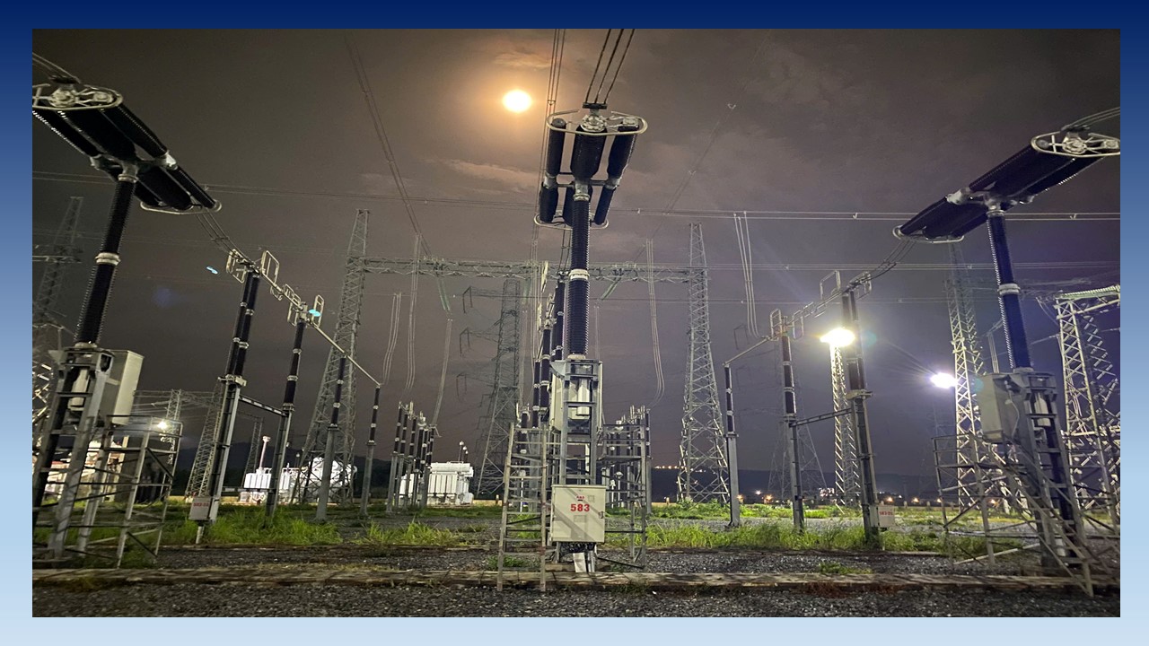 Vượt nắng nóng, xuyên đêm thi công sửa chữa máy cắt tại TBA 500kV Quảng Ninh- Ảnh 4.