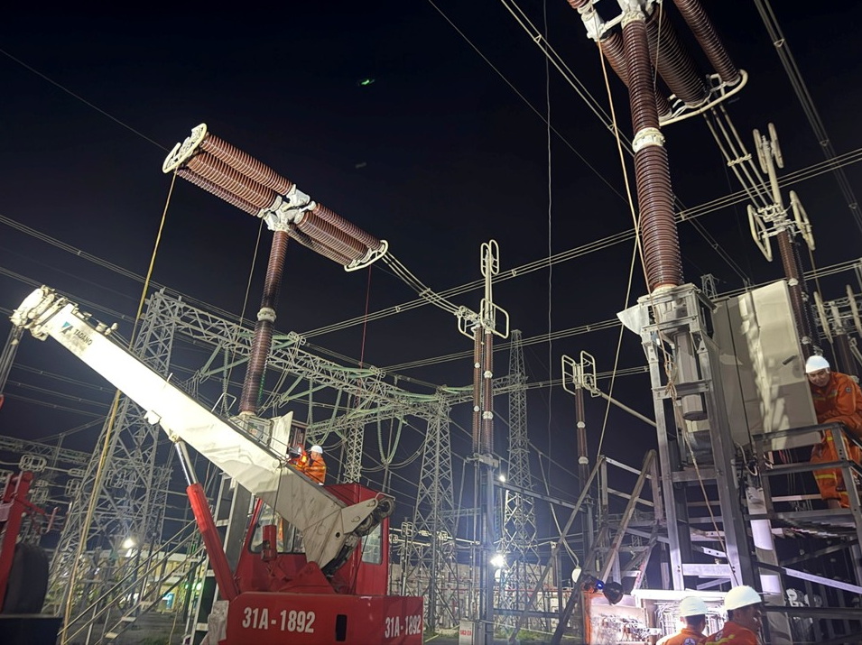 Vượt nắng nóng, xuyên đêm thi công sửa chữa máy cắt tại TBA 500kV Quảng Ninh- Ảnh 3.