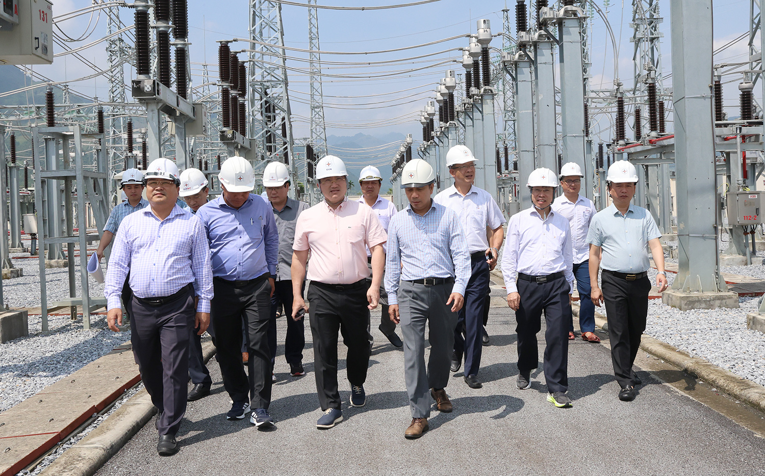 Dồn lực đưa Dự án đường dây 220kV đấu nối Nghĩa Lộ - Việt Trì về đích- Ảnh 1.