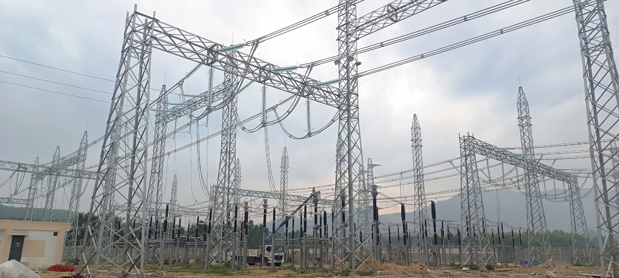 Dự án TBA 500kV Vĩnh Yên và đường dây đấu nối tăng tốc về đích- Ảnh 1.