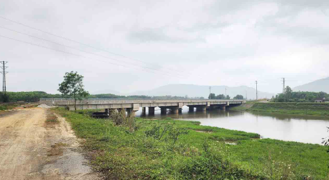 Ám ảnh 2 cây cầu sắt sắp sập, bỏ hoang hàng chục năm trên kênh thoát lũ- Ảnh 3. Ám ảnh 2 cây cầu sắt sắp sập, bỏ hoang hàng chục năm trên kênh thoát lũ- Ảnh 3.
