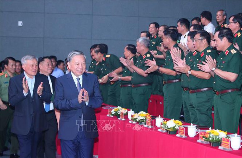 Tổng Bí thư Tô Lâm dự giao lưu nghệ thuật "Khắc ghi lời Bác - vang nhịp quân hành"- Ảnh 1. Tổng Bí thư Tô Lâm dự giao lưu nghệ thuật "Khắc ghi lời Bác - vang nhịp quân hành"- Ảnh 1.