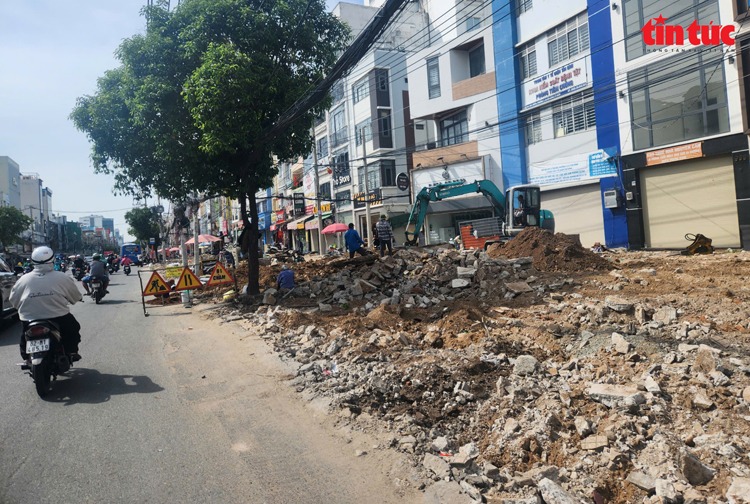 TP. HCM gấp rút ‘đẩy thủ tục’ để khởi công tuyến đường sắt 'mắc kẹt' 15 năm
- Ảnh 2. TP. HCM gấp rút ‘đẩy thủ tục’ để khởi công tuyến đường sắt 'mắc kẹt' 15 năm
- Ảnh 2.
