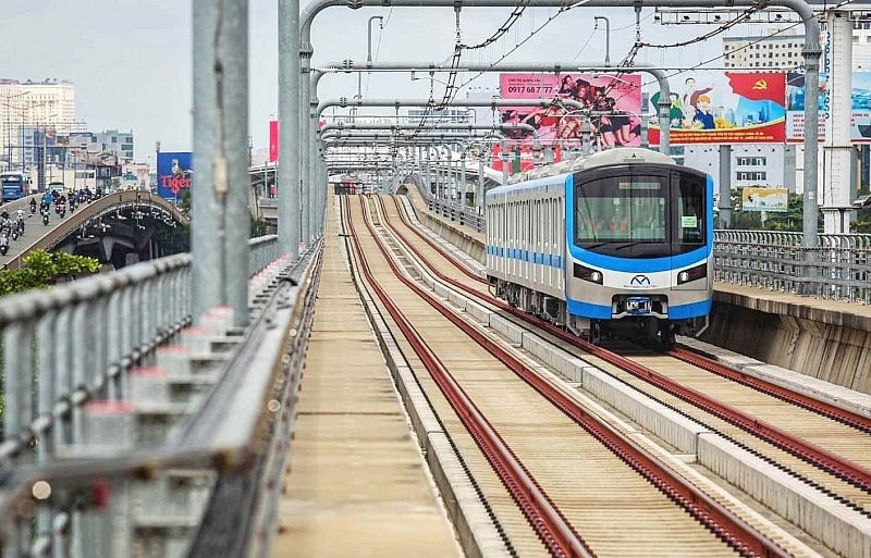 TP. HCM gấp rút ‘đẩy thủ tục’ để khởi công tuyến đường sắt 'mắc kẹt' 15 năm
- Ảnh 1. TP. HCM gấp rút ‘đẩy thủ tục’ để khởi công tuyến đường sắt 'mắc kẹt' 15 năm
- Ảnh 1.