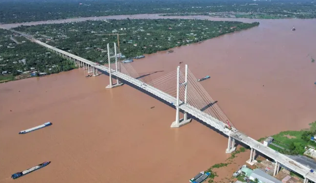 Chỉ còn hơn 1 tháng nữa, cây cầu gần 7.000 tỷ, cách cầu dây văng đầu tiên do Việt Nam thiết kế 3,8km sẽ hoàn thành- Ảnh 1. Chỉ còn hơn 1 tháng nữa, cây cầu gần 7.000 tỷ, cách cầu dây văng đầu tiên do Việt Nam thiết kế 3,8km sẽ hoàn thành- Ảnh 1.