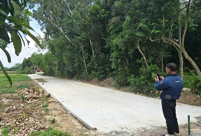 NÓNG: Phá dỡ con đường bê tông bất ngờ 'mọc lên' sau một đêm tại Nghệ An- Ảnh 3. NÓNG: Phá dỡ con đường bê tông bất ngờ 'mọc lên' sau một đêm tại Nghệ An- Ảnh 3.