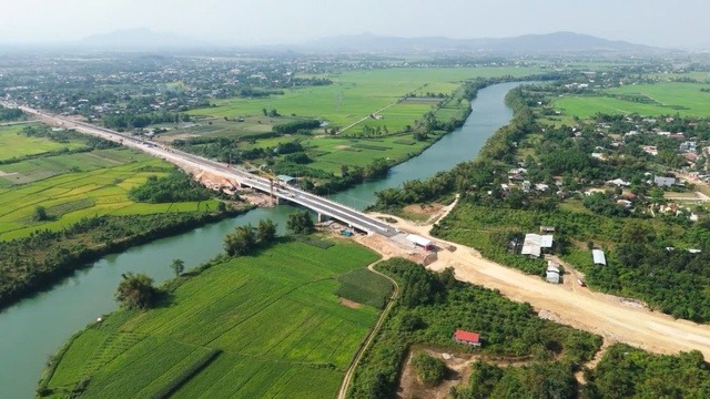 Cầu trăm tỷ là biểu tượng kết nối tại TP. Đà Nẵng: Vì sao thi công xong vẫn 'đắp chiếu'?- Ảnh 4. Cầu trăm tỷ là biểu tượng kết nối tại TP. Đà Nẵng: Vì sao thi công xong vẫn 'đắp chiếu'?- Ảnh 4.