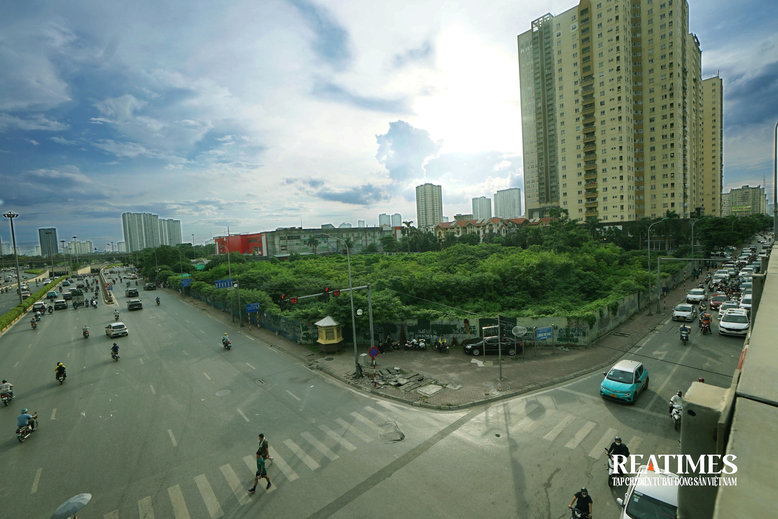 Hà Nội: Dự án tháp tài chính quốc tế hơn 13.000m2 đất sau 20 năm để cỏ mọc hoang gây lãng phí- Ảnh 1. Hà Nội: Dự án tháp tài chính quốc tế hơn 13.000m2 đất sau 20 năm để cỏ mọc hoang gây lãng phí- Ảnh 1.