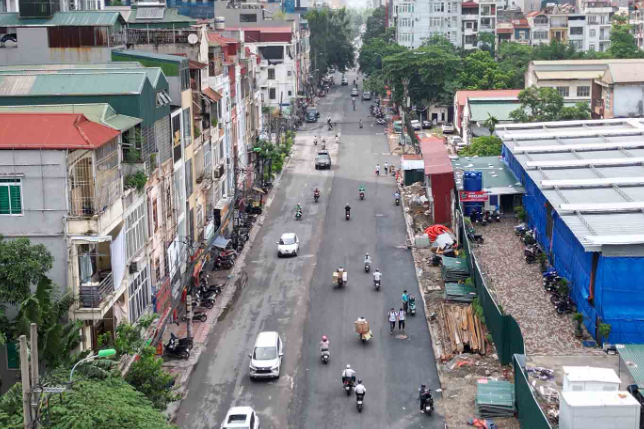 Dự án mở rộng cung đường hơn 1km 'cõng' 20 tòa chung cư tại Hà Nội lùi thời hạn hoàn thành- Ảnh 3. Dự án mở rộng cung đường hơn 1km 'cõng' 20 tòa chung cư tại Hà Nội lùi thời hạn hoàn thành- Ảnh 3.