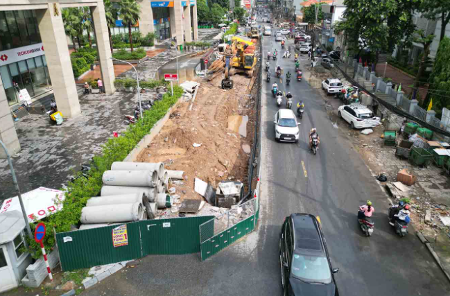 Dự án mở rộng cung đường hơn 1km 'cõng' 20 tòa chung cư tại Hà Nội lùi thời hạn hoàn thành- Ảnh 2. Dự án mở rộng cung đường hơn 1km 'cõng' 20 tòa chung cư tại Hà Nội lùi thời hạn hoàn thành- Ảnh 2.