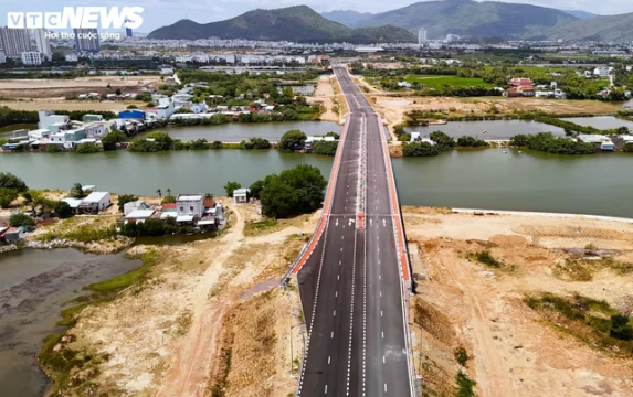 Sắp hoàn thành tuyến đường siêu đẹp ven đầm nước rộng thứ 2 Việt Nam, gấp 10 lần hồ Tây- Ảnh 1. Sắp hoàn thành tuyến đường siêu đẹp ven đầm nước rộng thứ 2 Việt Nam, gấp 10 lần hồ Tây- Ảnh 1.