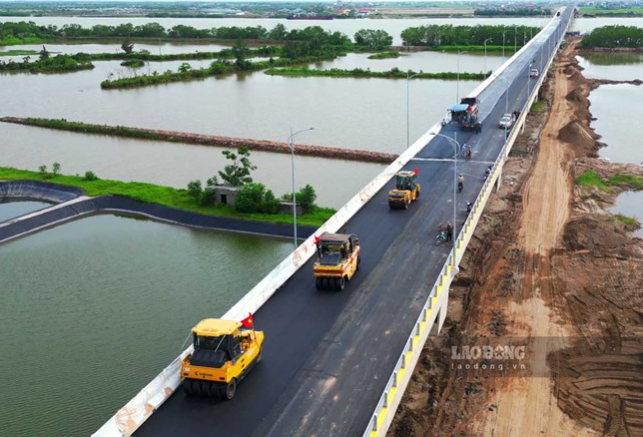 Sắp thông xe cầu vượt sông nghìn tỷ nối 2 tỉnh miền Bắc, kết thúc hơn 200 năm di chuyển bằng đò của người dân bên sông Hồng- Ảnh 1. Sắp thông xe cầu vượt sông nghìn tỷ nối 2 tỉnh miền Bắc, kết thúc hơn 200 năm di chuyển bằng đò của người dân bên sông Hồng- Ảnh 1.