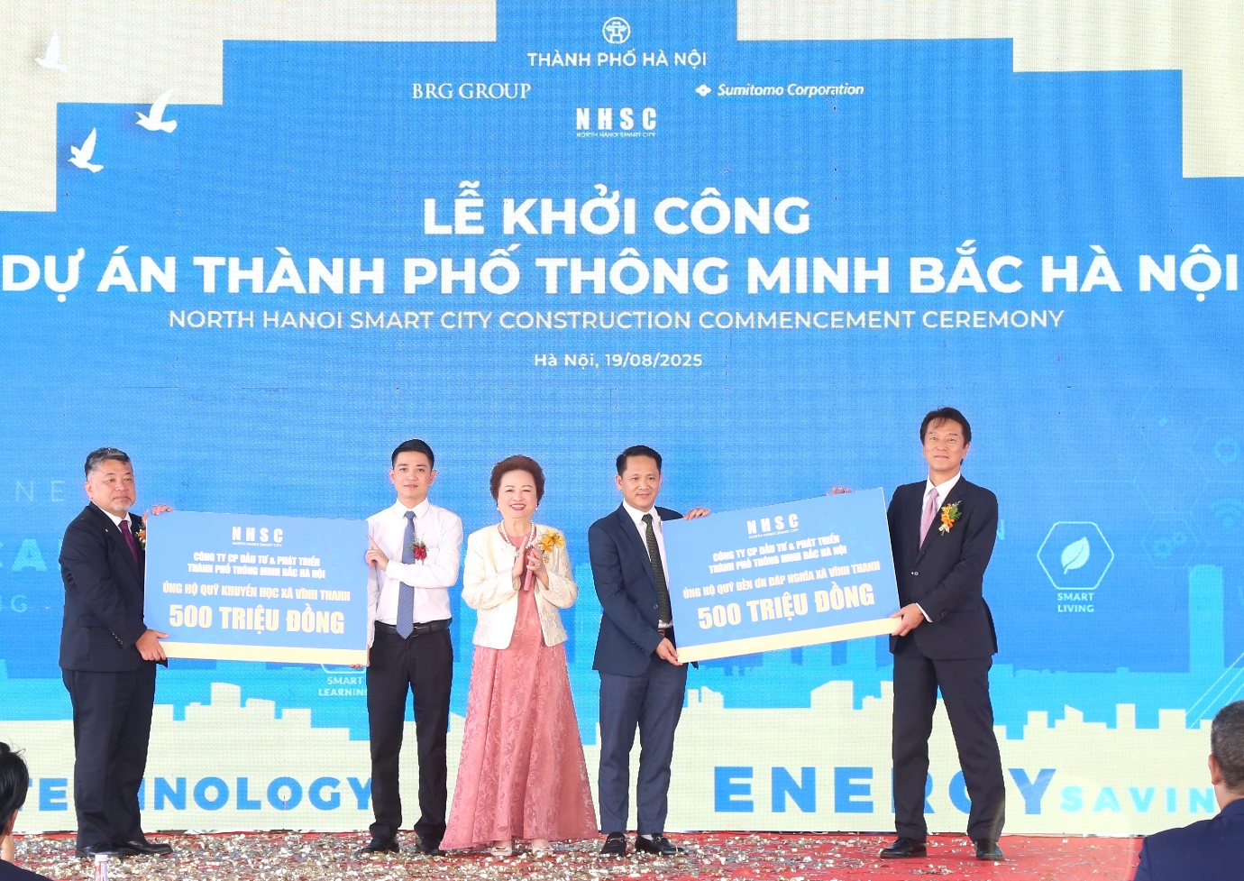 Chính thức khởi công dự án Thành phố Thông minh Bắc Hà Nội- Ảnh 5. A group of people standing in front of a sign AI-generated content may be incorrect.