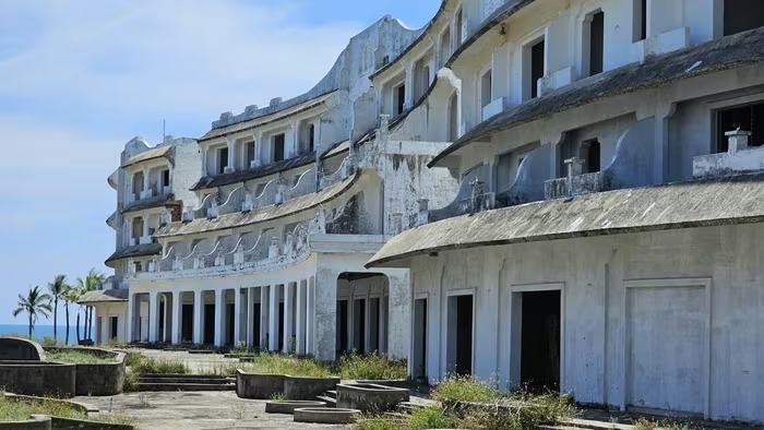 Cảnh hoang tàn, nhếch nhác tại khu nghỉ dưỡng gần nghìn tỷ bỏ hoang nhiều năm dọc vịnh biển đẹp nhất thế giới- Ảnh 4.