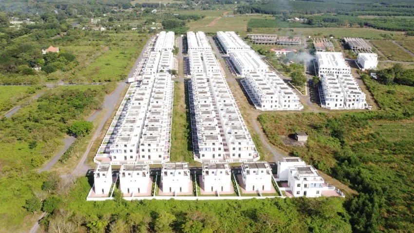 Gần 500 biệt thự, nhà liền kề từng là 'dự án trong mơ' nay đìu hiu, xuống cấp, cỏ dại mọc um tùm- Ảnh 1.