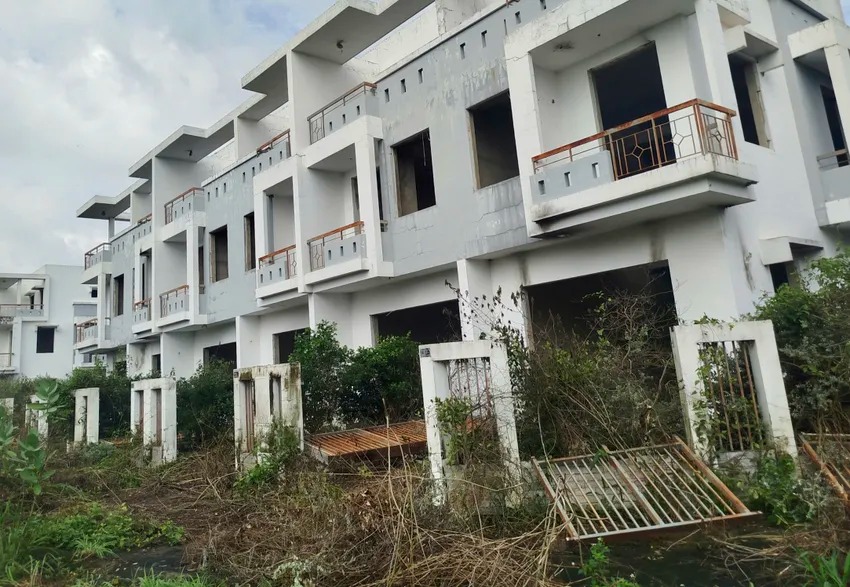 Gần 500 biệt thự, nhà liền kề từng là 'dự án trong mơ' nay đìu hiu, xuống cấp, cỏ dại mọc um tùm- Ảnh 3.