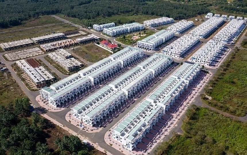 Gần 500 biệt thự, nhà liền kề từng là 'dự án trong mơ' nay đìu hiu, xuống cấp, cỏ dại mọc um tùm- Ảnh 2.