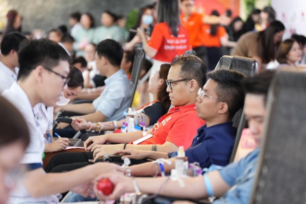 Giọt thương 2025: CBNV ROX Group chung tay hiến máu, lan tỏa giá trị sống đẹp - Ảnh 1. Giọt thương 2025: CBNV ROX Group chung tay hiến máu, lan tỏa giá trị sống đẹp - Ảnh 1.